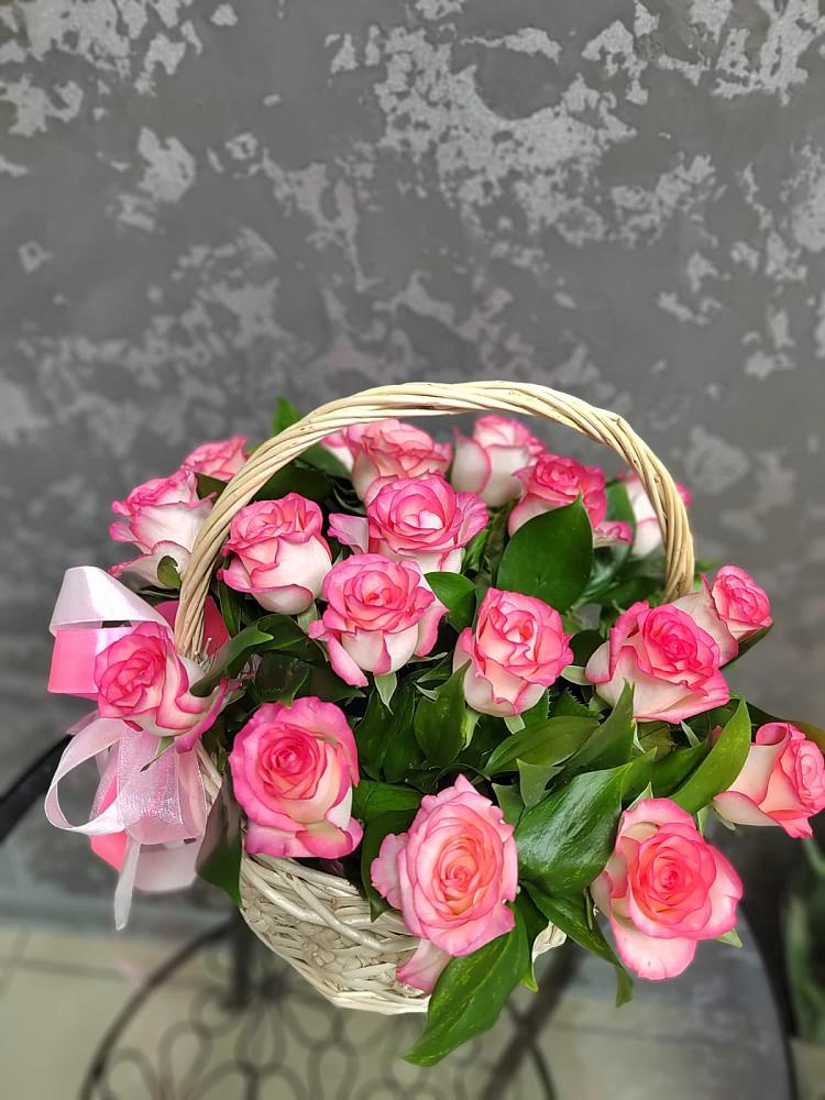 Цветочная композиция из Розы в корзине в Коммунаре Курской области