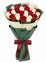Букет Микс из красных и белых роз в Коммунаре Курской области
