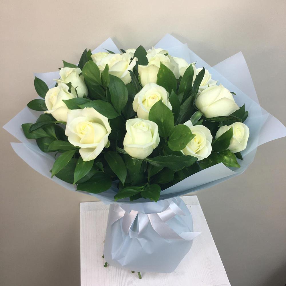 Букет 15 Белых роз Проуд в Коммунаре Курской области