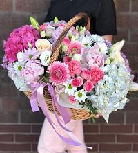Композиция солнечный день в Коммунаре Курской области Цветочная композиция из Розы, Хризантемы, Пионы и Лизиантусы в корзине в Коммунаре Курской области