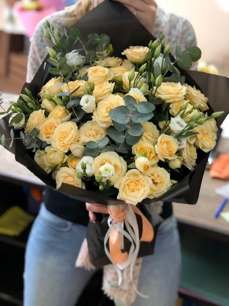 Букет цветов из: Розы и Лизиантусы в Коммунаре Курской области