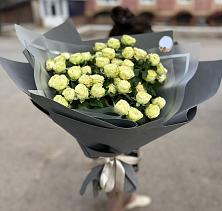 Букет Белые кустовые розы Солинеро в Коммунаре Курской области