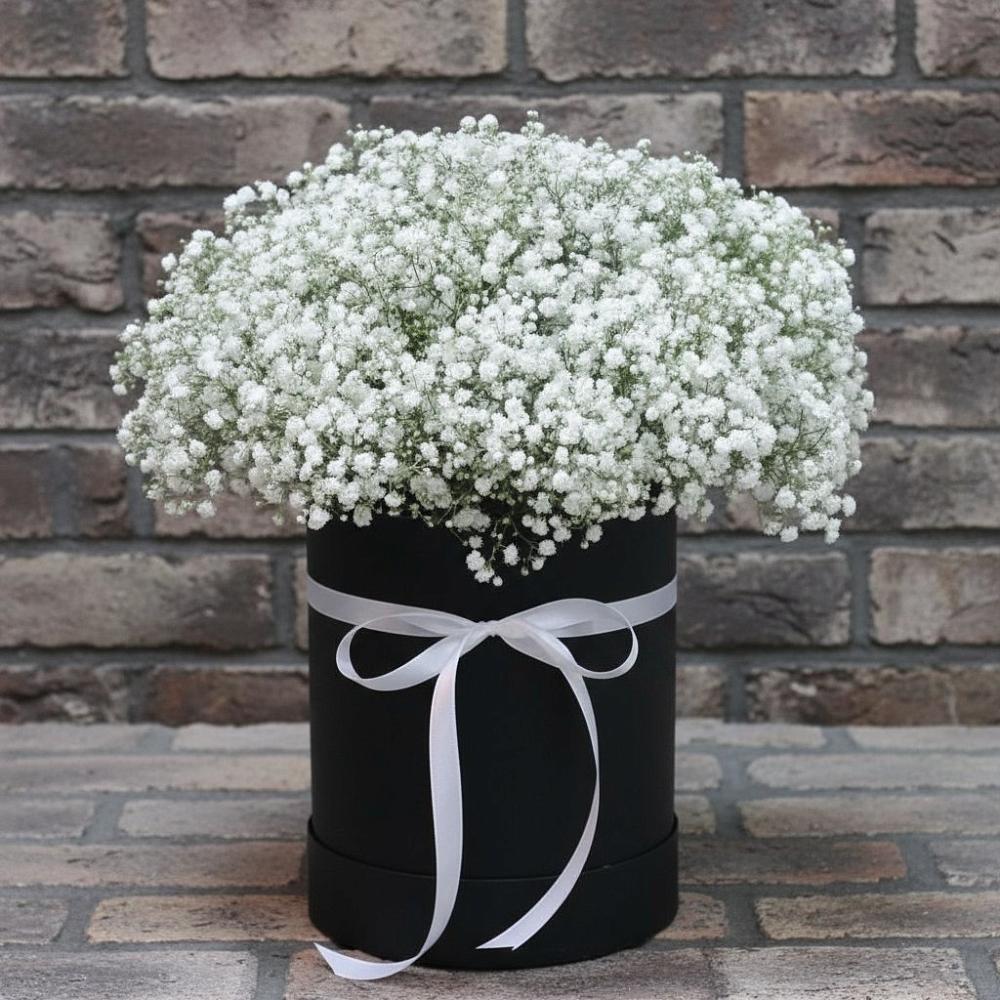 Цветочная композиция из Гипсофила в шляпной коробке в Коммунаре Курской области