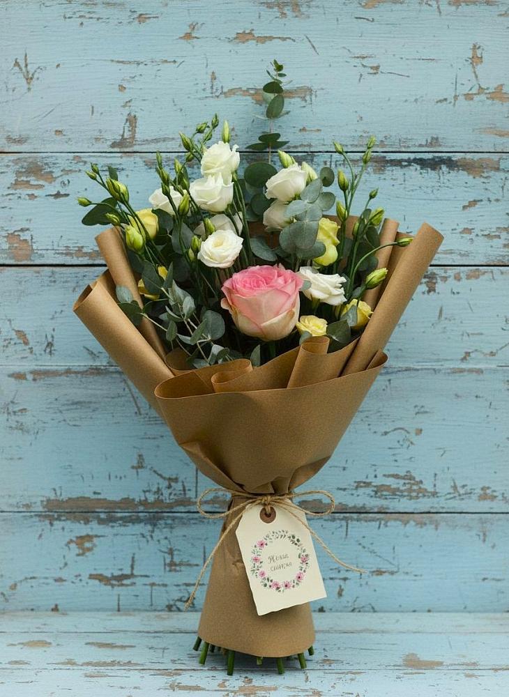 Букет цветов из: Розы и Лизиантусы в Коммунаре Курской области