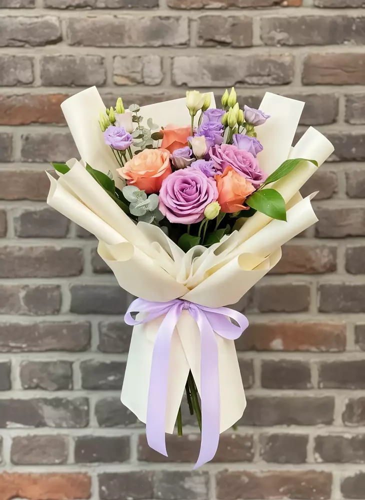 Букет цветов из: Лизиантусы и Розы в Коммунаре Курской области