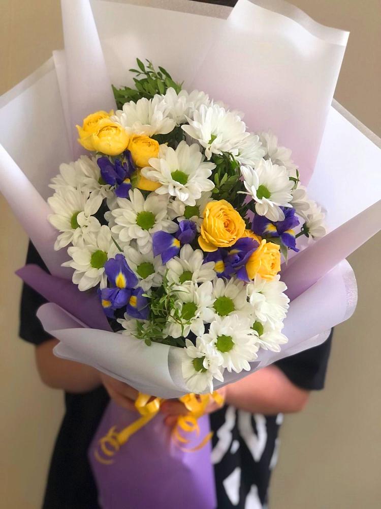 Букет цветов из: Ирисы, Хризантемы и Розы в Коммунаре Курской области