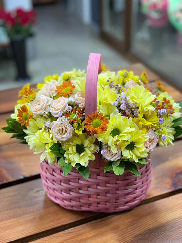 Цветочная композиция из Хризантемы и Розы в корзине в Коммунаре Курской области