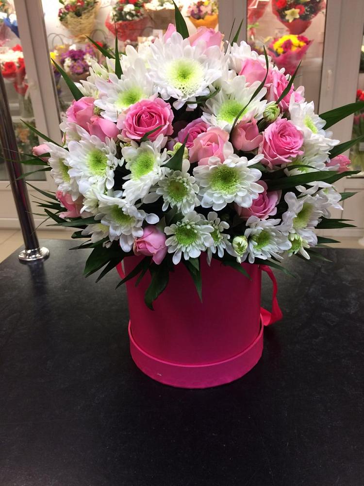 Цветочная композиция из Розы и Хризантемы в шляпной коробке в Коммунаре Курской области