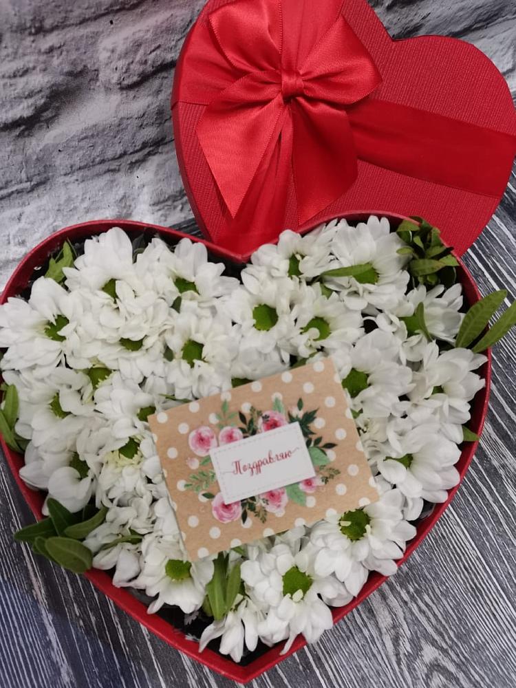 Цветочная композиция из Хризантемы в виде сердца в Коммунаре Курской области