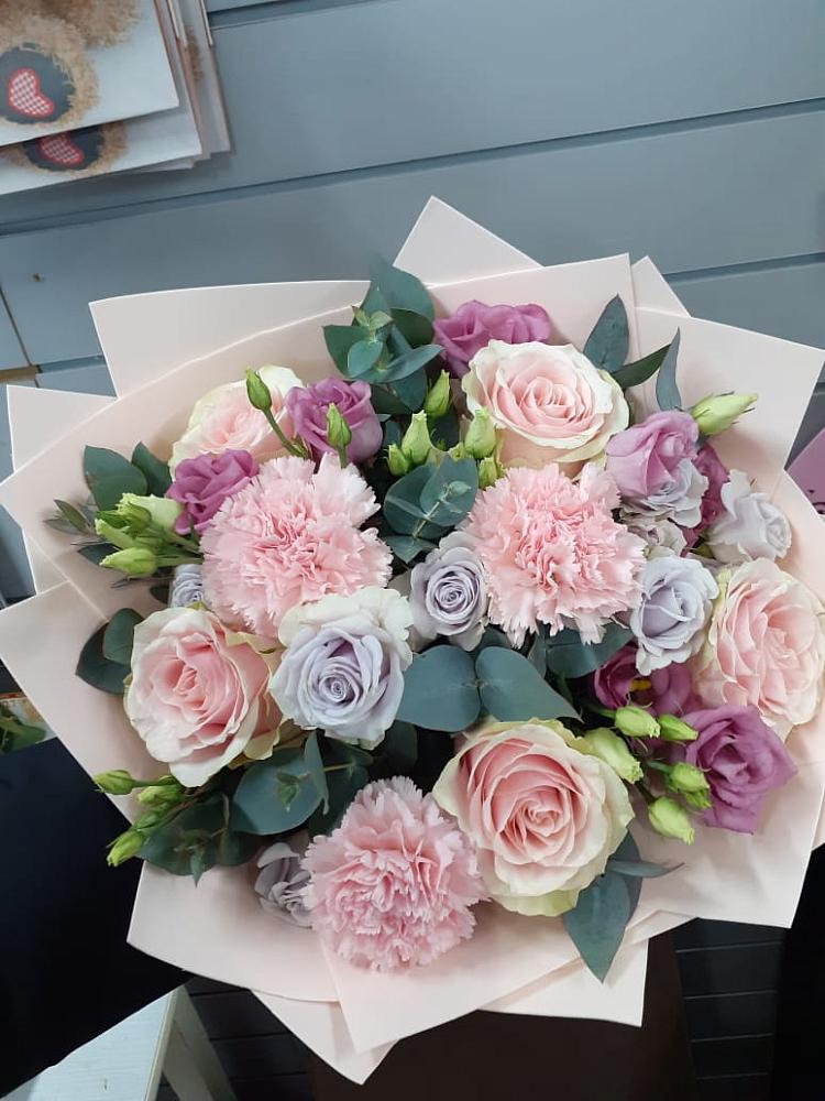 Букет цветов из: Розы, Гвоздики и Лизиантусы в Коммунаре Курской области