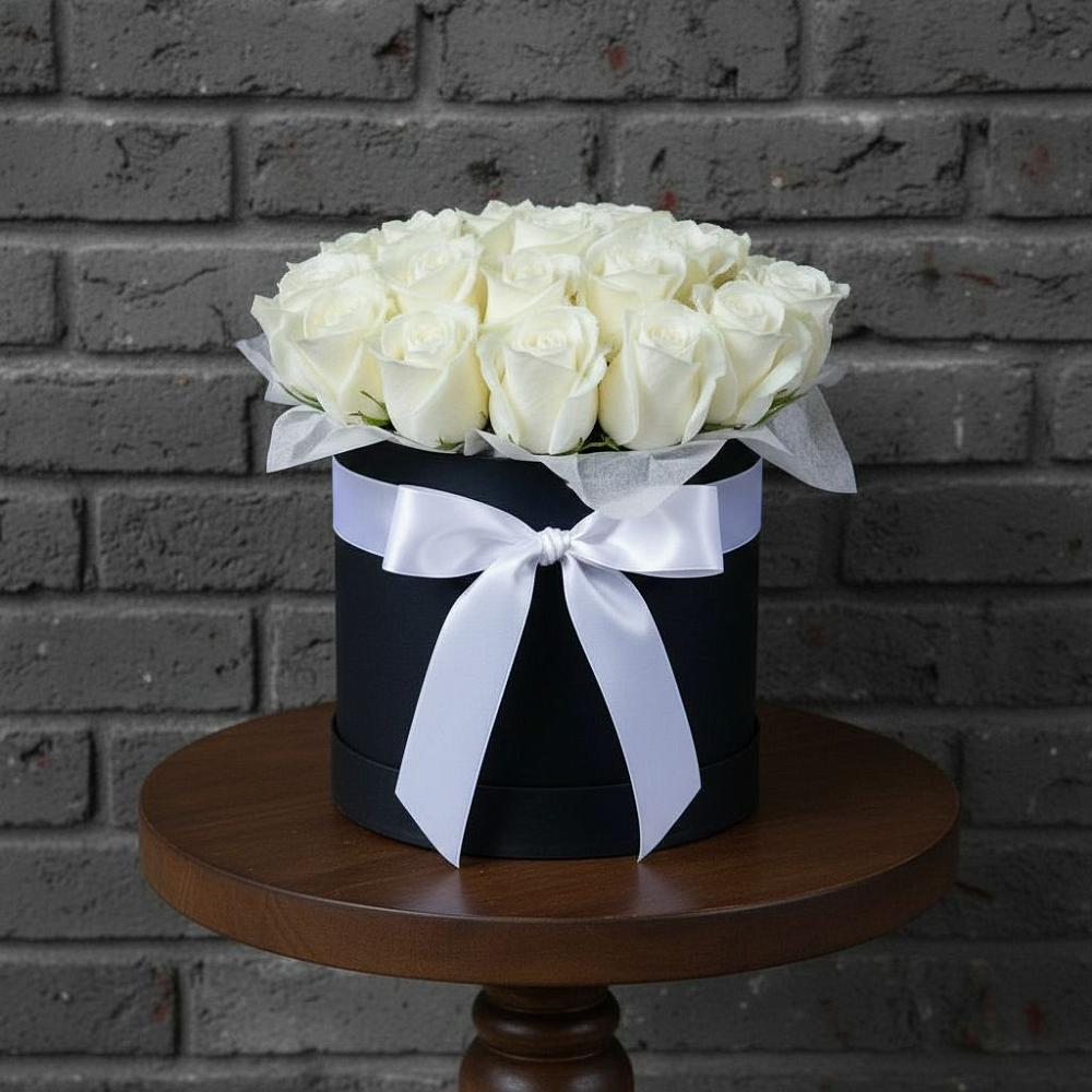 Цветочная композиция из Розы в шляпной коробке в Коммунаре Курской области