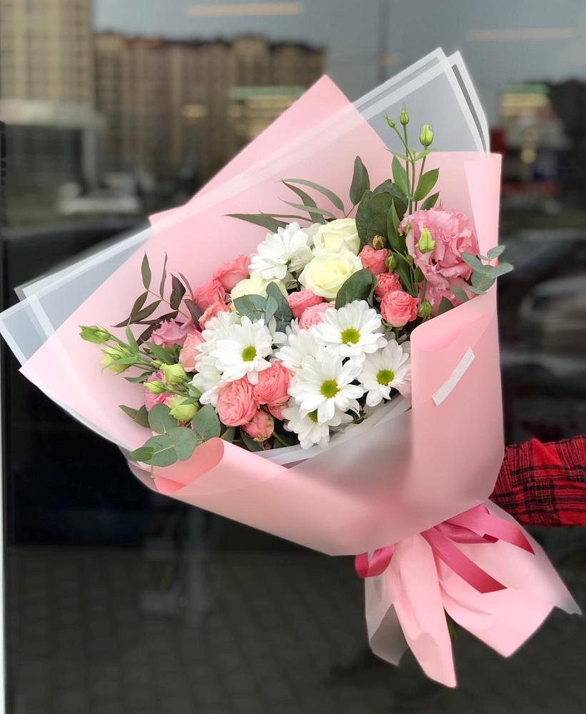 Букет нежный в Коммунаре Курской области Букет цветов из: Розы, Лизиантусы и Хризантемы в Коммунаре Курской области