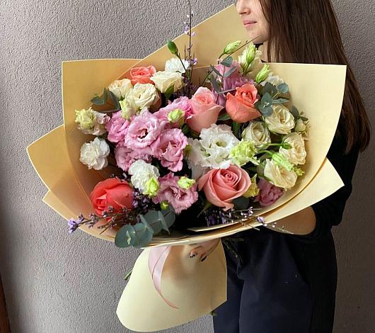 Букет цветов из: Розы, Лизиантусы и Гвоздики в Коммунаре Курской области