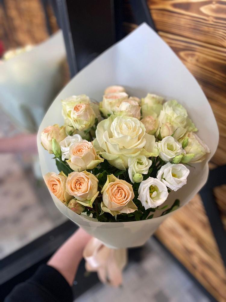 Букет цветов из: Розы и Лизиантусы в Коммунаре Курской области